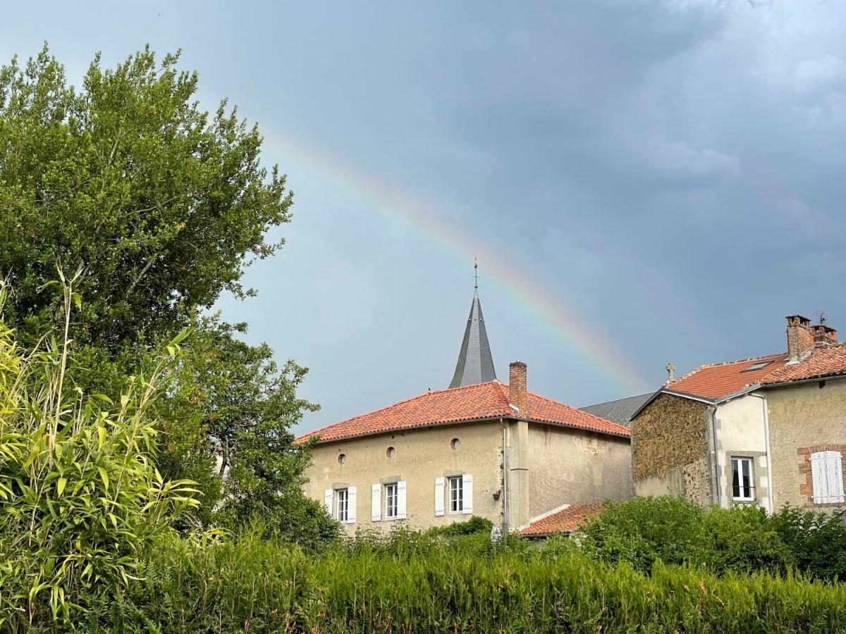 Maison Hirondelles Hotes Mezieres-sur-Issoire エクステリア 写真